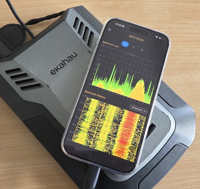 Ekahau Sidekick mit Spektrumanalyse auf einem Smartphone