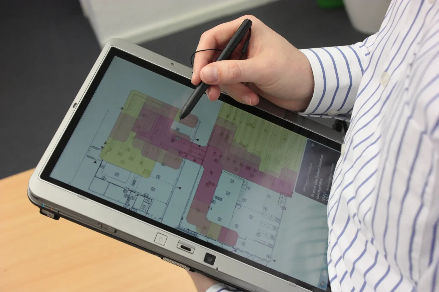 WLAN-Planung auf einem Tablet mit Funk-Heatmap